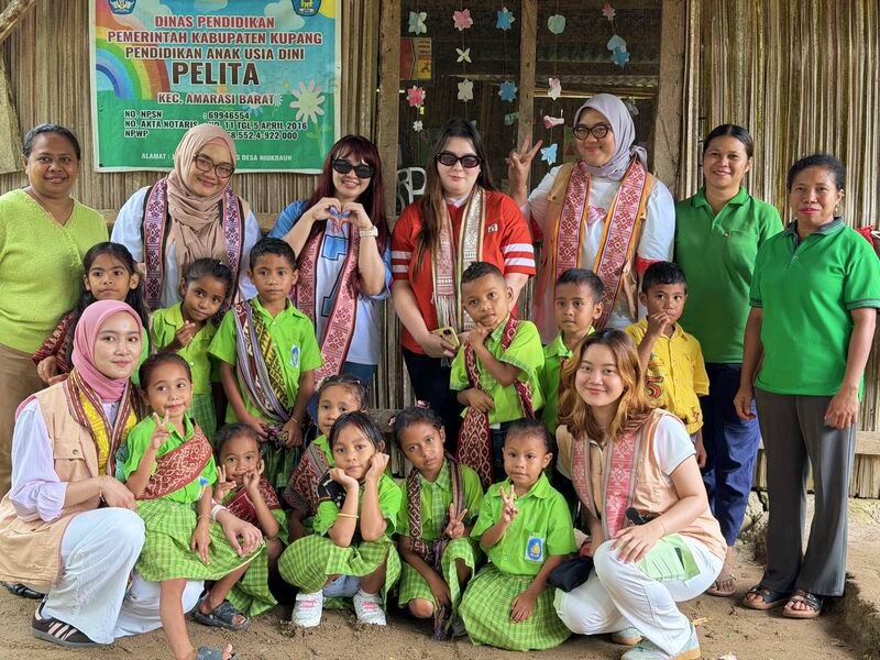 Bersama Happy Hearts Indonesia, PAUD Pelita di Desa Niukbaun kini hadir dengan bangunan baru dari 2,2 ton limbah plastik daur ulang